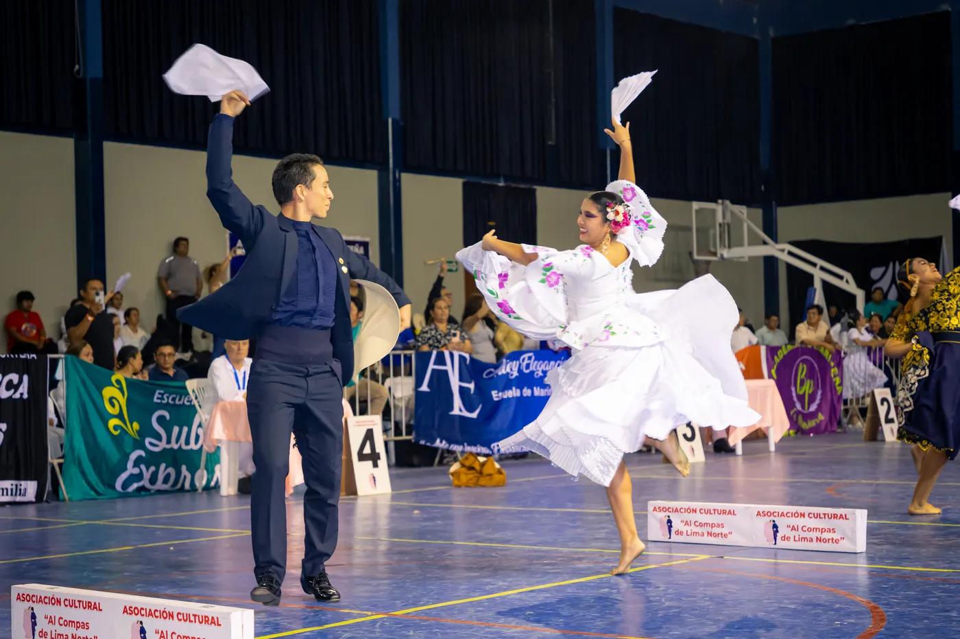 Pareja de marinera en competencia