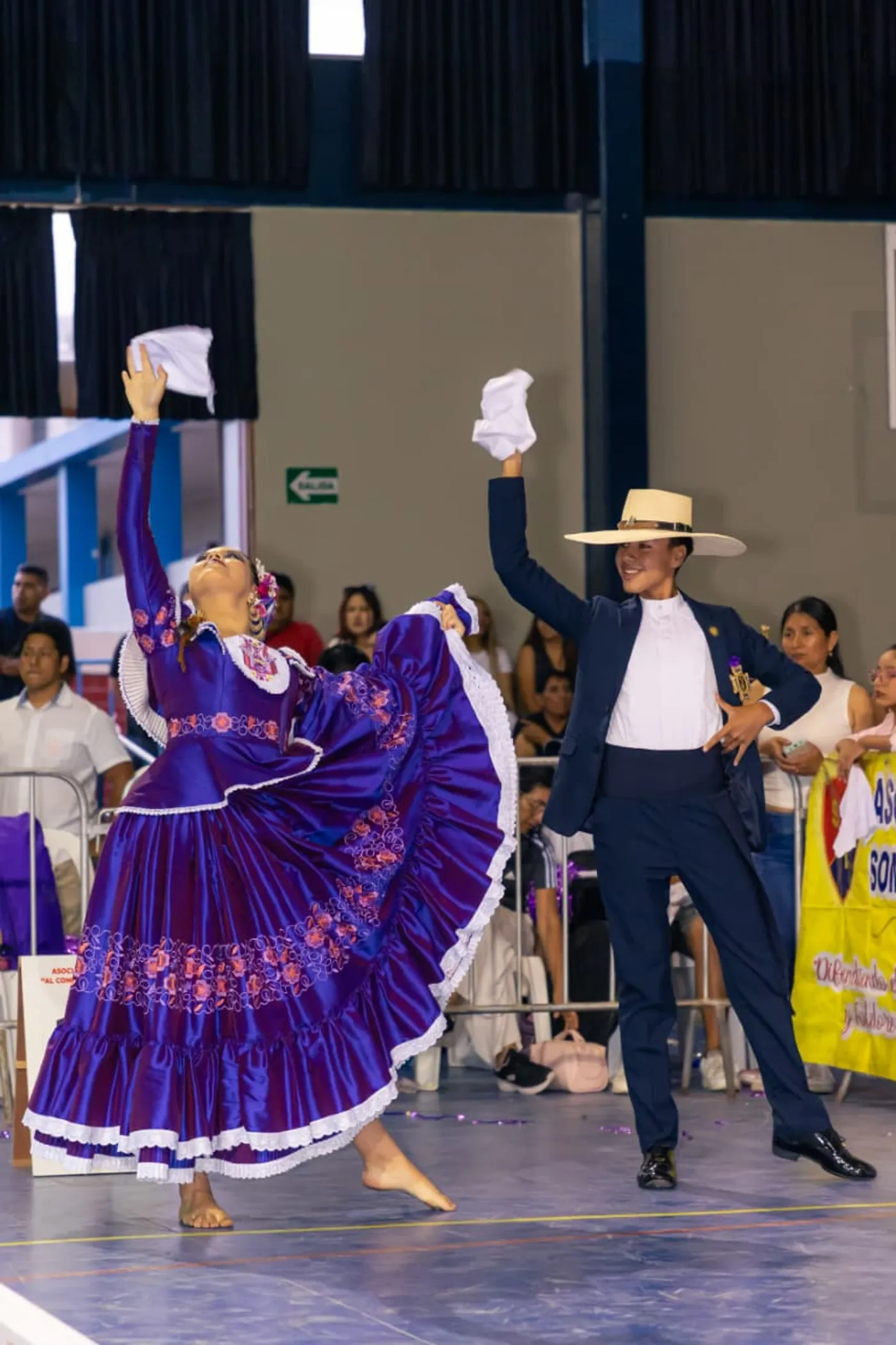 Pareja de marinera con sombrero