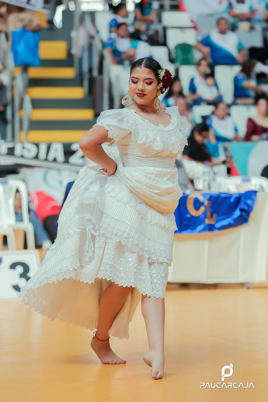 Bailarina de marinera con traje blanco